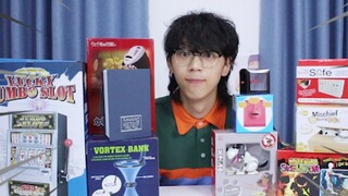 ชายคนหนึ่งแกะกล่องกระปุกออมสินแปลกๆ สิบอัน แต่กระเป๋าสตางค์ของเขาไม่สามารถใส่มันได้อีกต่อไป
