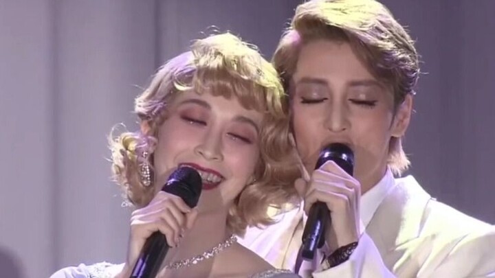 Mengapa Takarazuka Revue, dengan sejarah berusia seabad, mampu tetap populer begitu lama, dan membua