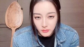 笑不活了！迪丽热巴说土味情话！你们猜我今天喝的什么果汁？ 想你了铁汁[挤眼] 你们知道孔雀怎么咳嗽吗？我们的工作人员曾经在土圈呆过，我获得了人气奖，这个有钱拿吗