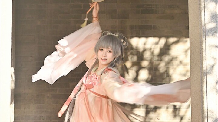 Một nụ cười, một ánh mắt, muôn vàn nét duyên.