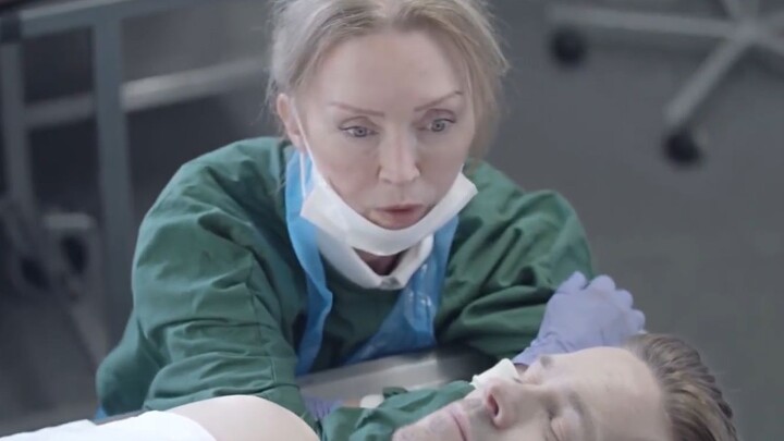 قُدّم جثمان رجل فائق الجمال من مشرحة، فاهتز قلب موظفة التحنيط الأنثى، فقامت خلسةً بتوضيبه وحمله إلى 