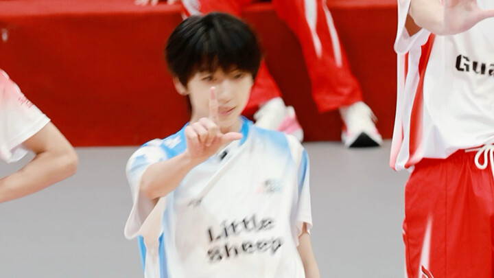 [TF Family] [Yang Bowen] Random Dance at the Sports Day: Epic Performance of “Like Jennie”