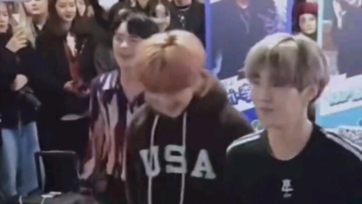 男团ABLUE翻跳女娃senorita，到雨琦part油敷敷时羞耻到不行哈哈哈哈