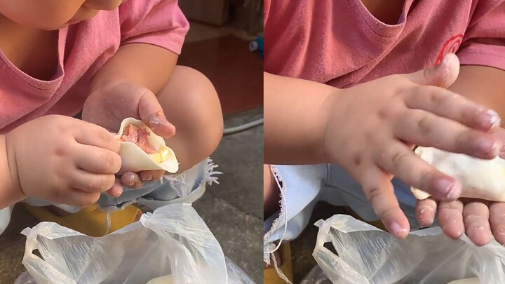 A cute 4-year-old saw mom making dumplings and jumped in to try—before you could blink, they’d wrapp