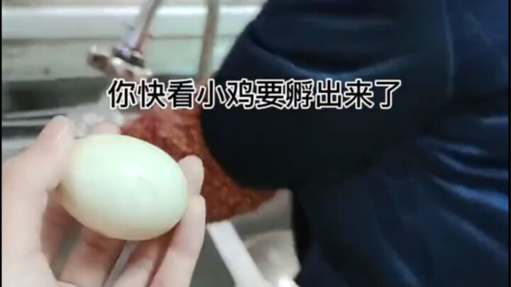 Pedang di tangan ibu yang penuh kasih, menghunus di tubuh sang pengembara