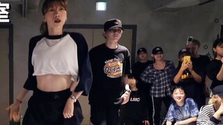【استوديو رقص Justjerk】 هذه الفتاة رائعة! رقص حضري متوازن بين القوة والرقة من Bada Lee في When We Rem