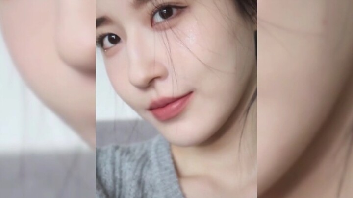 It’s impossible not to be tempted by such a good-looking person and come in to get it for free!