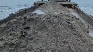 Mengapa kamu menuangkan pasir ke laut?