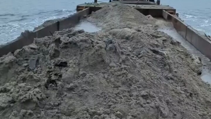 Mengapa kamu menuangkan pasir ke laut?