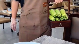 “服务员:江浙沪就这价格？” 女子餐厅吃沙拉，听到价格被惊呆了
