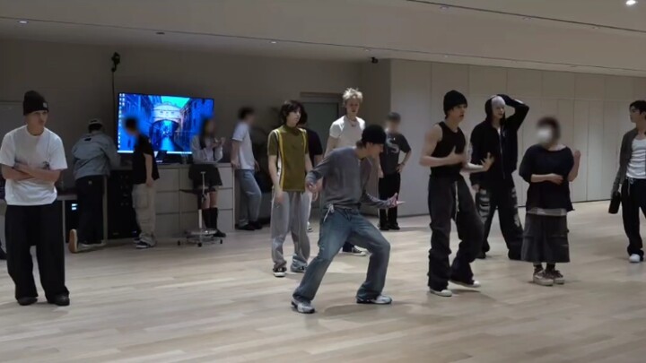 Ranjun dan Hyuning yang muncul di behind the scenes Cortis benar-benar penuh kasih sayang! Behind th