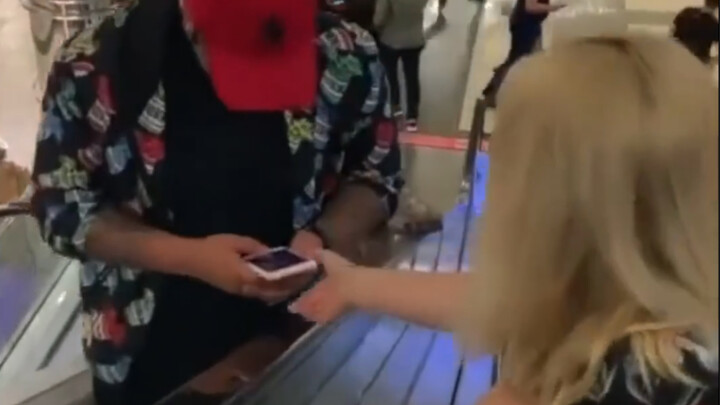 Mengeluarkan tawa yang sangat arogan