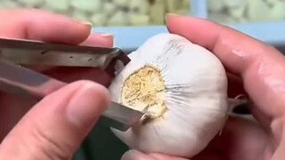 How to peel garlic in American restaurants