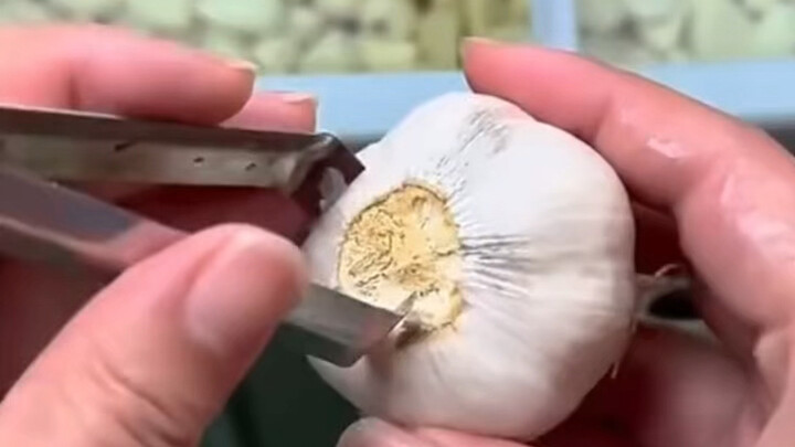 How to peel garlic in American restaurants