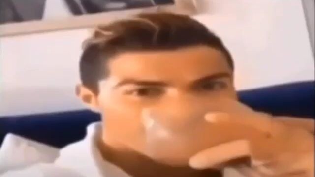 Ronaldo uống nước rồi cười và nháy mắt thêm nền nhạc outro