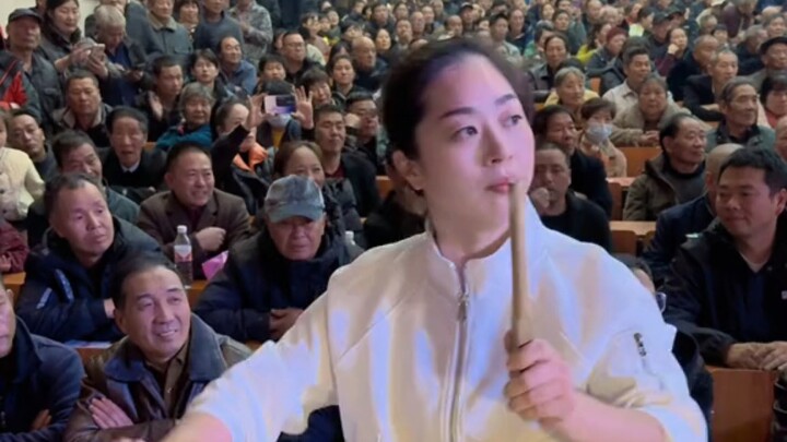 Penabuh drum wanita terhebat yang meledak di seluruh internet, dengan kemampuan dirigensi kelas satu