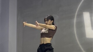 ITZY's new song RINGO dance cover has too many hand movements, it's dizzying