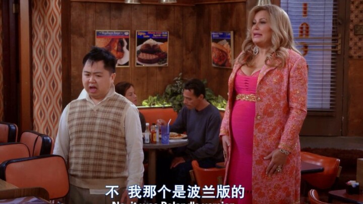 【Crazy Ex-Girlfriend】In Poland, female waitresses go topless!