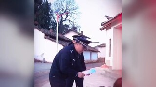警察：感觉被骗了，但又没有我证据———搞笑视频