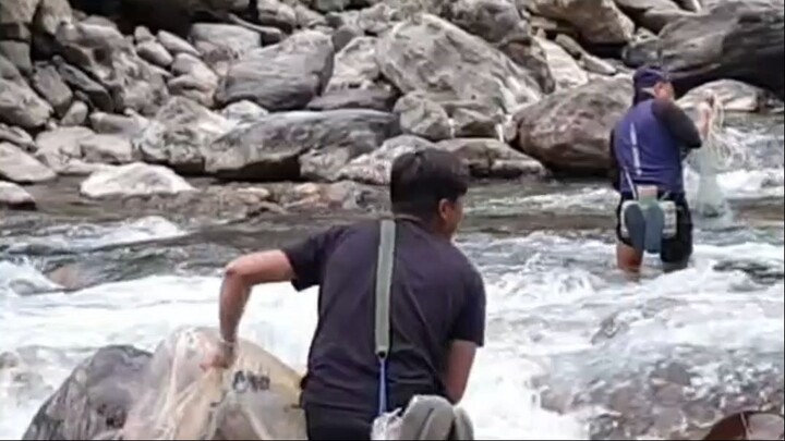 cast net fishing in Nepal | himalayan trout fishing with handmade cast net |
