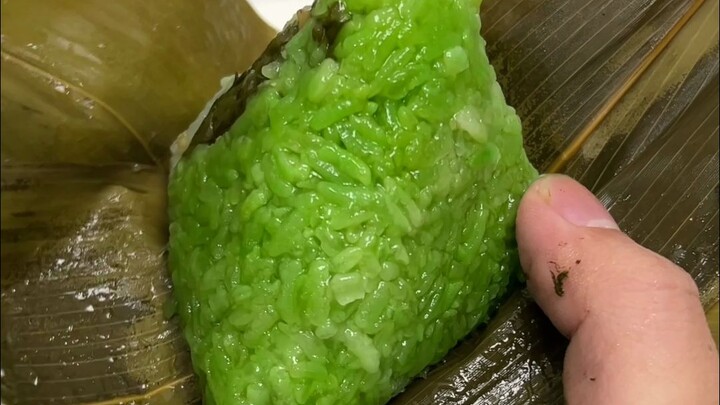 Bánh chưng rau mùi và rễ cây tai gập