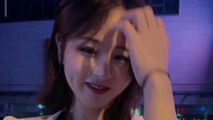 Anh chàng ăn mặc nữ nhảy múa nóng bỏng bên đường, đàn ông hay phụ nữ, thẳng hay cong đều lặng thinh