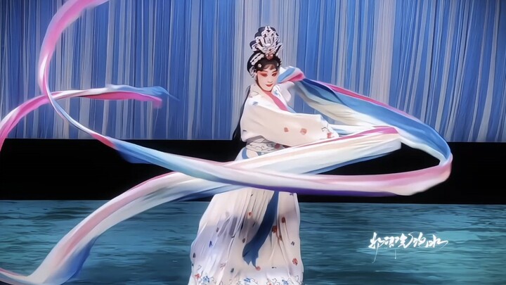 يحمل شريطاً طويلاً بطول ستة عشر متراً، يرقص برشاقة الحمامة المذعورة ونعومة التنين السائر.