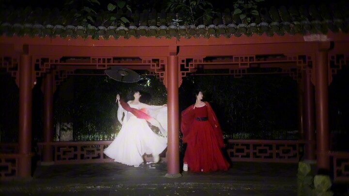 ربما هناك لون أحمر الشفاه في الشوارع، ووبر الصفصاف يلتصق بالثلج الأبيض، والثلج الأبيض يلتصق بالأحمر.