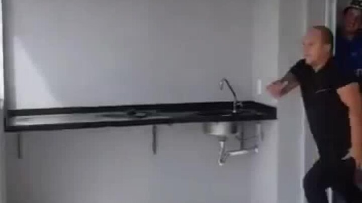 Lắp mạng ở ban công, công ty kia đã gửi cho tôi video này, ha ha.