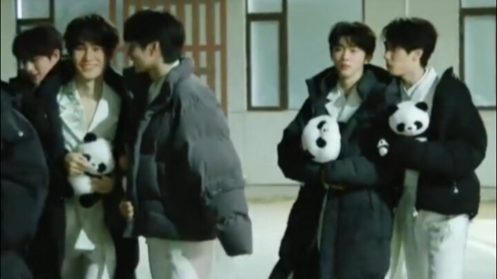 สองหนูน้อยตัวเล็กๆ ต่างก็เกาะพี่ชายคนละคน ขนาดท่าทางยังเหมือนกันเป๊ะ!