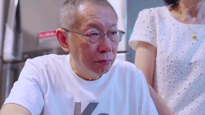 วันแรกหลังได้รับการปล่อยตัว เคอเหวินเจ๋อกลับบ้านกินบะหมี่ขาหมูและไอศกรีมแท่งท้องถิ่น