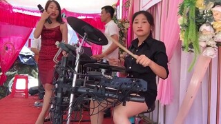 Band Đám Cưới Siêu Hot - Hot Girl Áo Đỏ Hát Cực Hay - Drum Ni Ni Cover