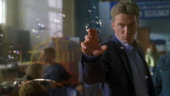 Pria itu hanya menyentuh satu gelembung, dan sekejap kemudian, seluruh penduduk kota lenyap begitu s