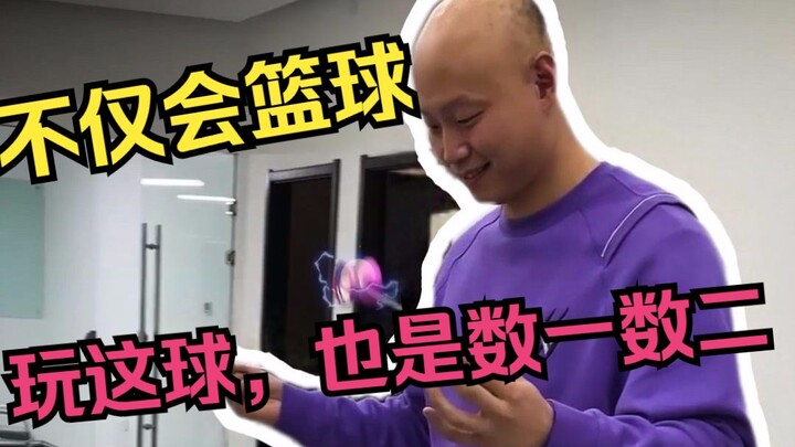 Sư phụ hói không chỉ giỏi bóng rổ, mà chơi loại bóng này cũng thuộc hàng top đấy!