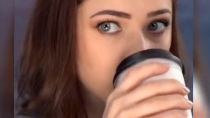 Thế này thì đâu phải cách đúng đắn để chia sẻ mật khẩu Wi‑Fi của quán cà phê chứ!