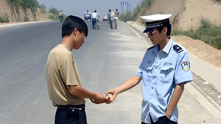 Chàng trai nghèo giả làm cảnh sát, hàng ngày chặn xe lập biên bản phạt, còn lợi dụng đồng phục để lừ