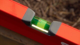 男子发现自家院子发生倾斜，原来是可恶的地鼠挖了个地道