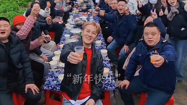 อู๋เค่อจวินช่วยเกษตรกรขายผัก 30,000 ชั่ง แล้วเลี้ยงข้าวพี่คนขับสายด่วนหุ่ยหนงหมายเลข 252