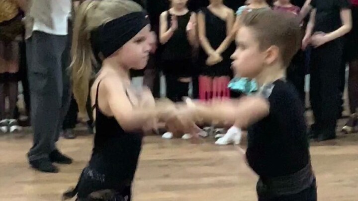 العم لو وطالب التدريب الصغير اللطيفان في نادي ستارلايت