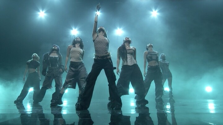 HANA กลับมาแสดงเพลง "Drop" ก่อนเดบิวต์อีกครั้งหกเดือนหลังจากก่อตั้งวง แสดงให้เห็นถึงความสามารถและการ