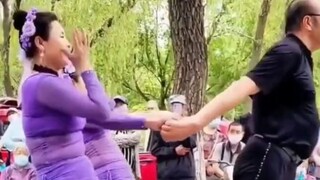 Sepertinya pensiunan pak tua dapat uang pensiun yang cukup banyak!