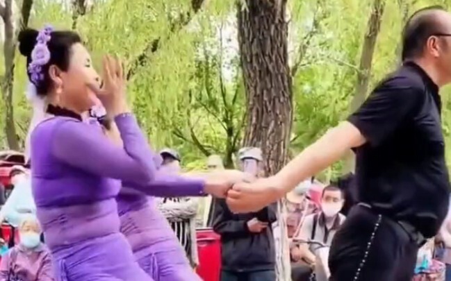 看来大爷退休金不少啊！