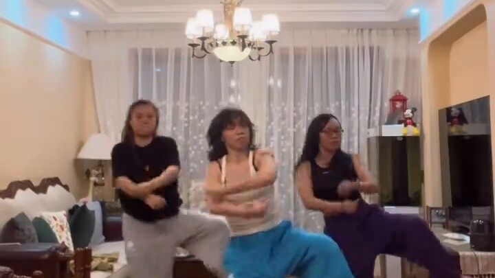 เพลงและการเต้นที่ติดหูมาก! ฉันชอบมัน~