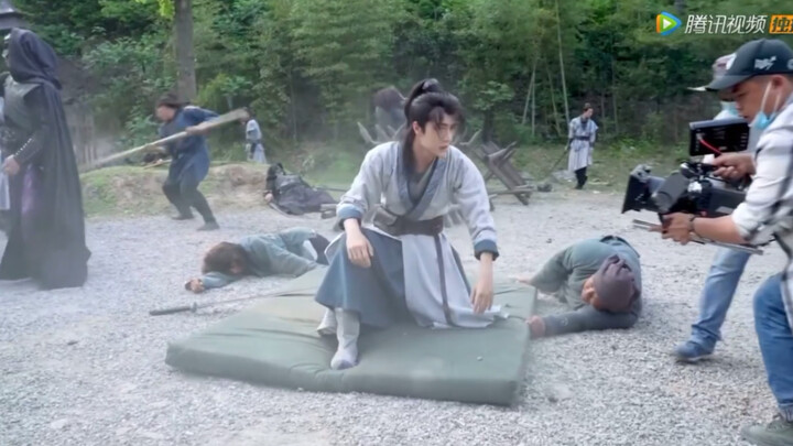 【ฉากบู๊ของหวังอี้ป๋อ】ฉากนี้ไม่ได้ใช้สายสลิงเลยนะ บนเวทีข้ามปีก็เช่นกัน ไม่มีอุปกรณ์ช่วยใดๆ ทั้งสิ้น 