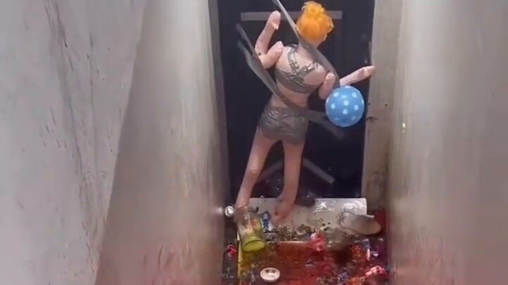 Can a bottle of glass beads destroy thirty balloons?