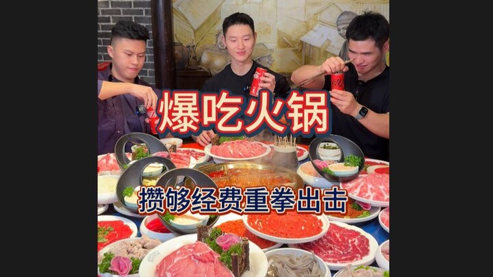 San Jianke menikmati hot pot Chongqing dengan cita rasa Chongqing asli—hot pot makin nikmat disantap