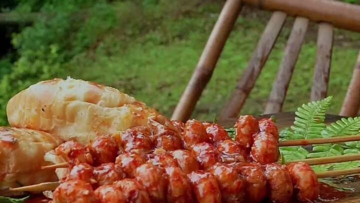Ở nông thôn dùng tôm hùm đất làm món ăn vặt đặc trưng đô thị: hamburger tôm hùm, bánh kếp tôm hùm cầ