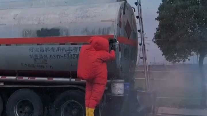 Salam Penghormatan! Tangki Bahan Kimia Berbahaya Bocor, Petugas Pemadam Kebakaran Berjalan Melawan A