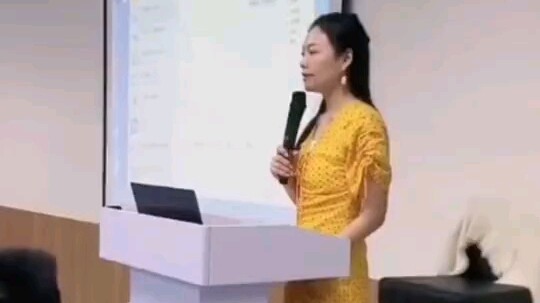 Mulai sekarang, ada pria tampan lain di dunia yang tidak lagi percaya pada wanita