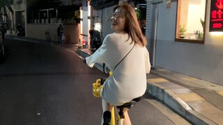 下雨打不到车，跟媳妇骑车回家以为她会说冷，可她却回答很浪漫